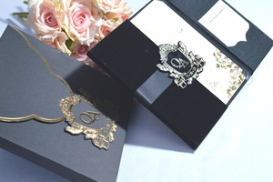 Folio d'invitation de mariage fait main en velours noir avec ruban de satin à double bordure et monogramme de mariage personnalisé - Product Image 3