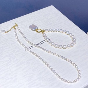 Collier de mode rétro baroque, nouvelle perle d'eau douce naturelle, style simple de célébrité d'Internet avec un design irrégulier - Product Image 1