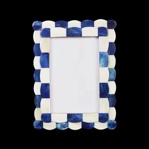 Cadre photo carré en bois moderne et écologique avec motif chevron vert en relief, fait main, pour présentation sur table - Product Image 5