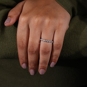 Bague de mariage Vana Jewels B17 en or massif 14 carats avec diamant de laboratoire certifié IGI, sertie de saphirs, entièrement sertie, empilable et assortie - Product Image 6