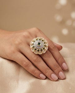 Bague Ronde en Kundan avec Perles et Pierres Élégantes, Ornée de Motifs Meenakari, pour Femme – Idéale pour Mariage, Tenues Ethniques et Festives – Vente en Gros - Product Image 6
