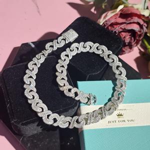 Collier chaîne cubaine en diamant d'exportateur indien, avec un éclat brillant et un fermoir sécurisé, disponible à prix réduit - Product Image 1