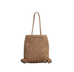 Añade un toque de fantasía a tu guardarropa con este bolso de hilo natural adornado con un precioso ribete de volantes para un look elegante. - Product Image 4