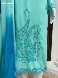 Conjunto de pantalón largo y recto de rayón de alta calidad con intrincado trabajo de hilo, y dupatta a juego con efecto degradado, de exportador indio. - Product Image 2