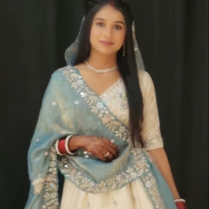 LAHENGA CHOLI DUPATTA, TELA DE SEDA CHINON, TRABAJO DE BORDADO CON HUELLAS DE HUELLAS DE SEDA - Product Image 1