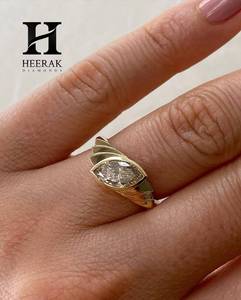 Bague de fiançailles en or 18 carats avec diamant marquise cultivé en laboratoire, sertissage clos et épaule nervurée architecturale, pour femme - Product Image 4