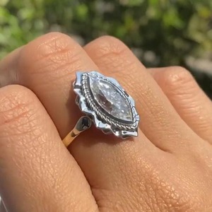 Anillo de compromiso con diamante cultivado en laboratorio Marquise, anillo de boda con bisel de cuerda vintage, anillo artesanal de estilo antiguo. - Product Image 1