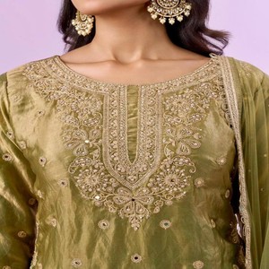 VASTRA COTTAGE Elegante Top de Seda Fandy con Bordado de Lentejuelas y Diamantes Hechos a Mano con Pantalón Plazo de Seda Fandy y Dupatta de Tela Suave - Product Image 5