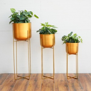 Juego de 3 Macetas Decorativas de Metal con Acabado Dorado de Calidad de Exportación, Perfectas para Plantas Verdes y Decoración que Mejora el Espacio - Product Image 3