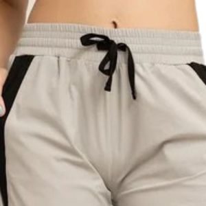 Pantalon beige décontracté pour femme avec cordon de serrage, coupe droite, empiècements latéraux contrastants, taille élastique, léger et confortable - Product Image 2