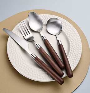 Ensemble de couverts biodégradables écologiques en bois jetables (cuillère, fourchette, couteau) pour restaurant, café, plats à emporter et services de traiteur - Product Image 5