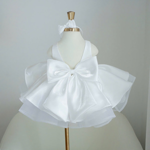 Vestido de Satén Personalizado para Niñas, Estilo Princesa con Espalda en V Abierta y Falda Voluminosa Natural, por Nhung Nguyen - Product Image 6