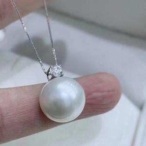 Collar Largo de Perlas de Agua Dulce con Colgante de Lazo, Elegante y Versátil para Mujer, para un Estilo Moderno - Product Image 1