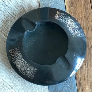 Cendrier décoratif en métal pour table, idéal pour hôtels et cafés - Product Image 1