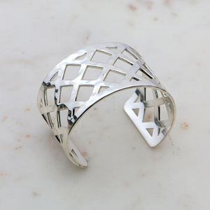 Bracelet manchette en laiton plaqué argent pour femme - Jonc géométrique ajouré à motif treillis - Bracelet large à motif grille - Product Image 1