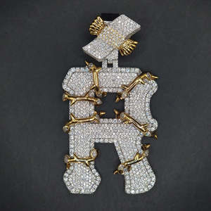 Pendentif personnalisé lettre « R » sertie de moissanite avec fil barbelé doré 3D et croix ailes d'ange, collier hip-hop unique - Product Image 6