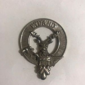 นี่คือตราสัญลักษณ์หรือเข็มกลัดตราสัญลักษณ์ตระกูลนาเปียร์ของสกอตแลนด์ที่ทำจากพิวเตอร์ - Product Image 4