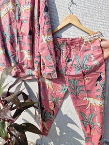 Conjunto de Pijama para Mujer con Estampado Animal Rosa, Manga Larga, Cierre de Botones, 100% Algodón, Ropa de Dormir Casual, Corte Completo, Cintura Media - Product Image 3