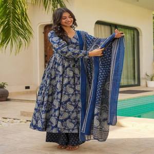 VASTRA COTTAGE Blaue Rayon-Slub-Anarkali-Kurta mit Hose und Chanderi-Dupatta, Ärmelloses Ethnisches Party-Outfit für Damen - Product Image 1