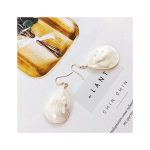 Boucles d'oreilles tendance 2026 en nacre et coquillage, légères, bijoux de plage et de villégiature pour fêtes estivales et mariages - Product Image 6