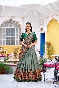 Lehenga, Blusa y Dupatta de Tela Glamorosa para Fiesta Nupcial, Diseño de Exportación, con Forro Jacquard y Zari, con Estampado - Product Image 2