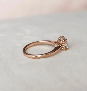 Bague de fiançailles solitaire de luxe en or rose 14 carats avec diamant de laboratoire taille coussin - Product Image 6