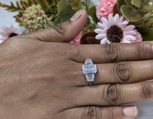 แหวนเพชรทองคำขาว 14k สำหรับผู้หญิง แหวนเพชรห้าเม็ด 1.95 กะรัต เพชรทรงเหลี่ยมมรกต เพชรเพาะเลี้ยงในห้องปฏิบัติการ แหวนหมั้นสุดหรู รับรองโดย IGI - Product Image 5