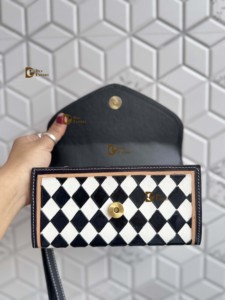 Cartera de Mujer de Cuero Genuino con Diseño a Cuadros Blancos, Estilo Vintage, Hecha a Mano por Diseñador de Moda - Product Image 4