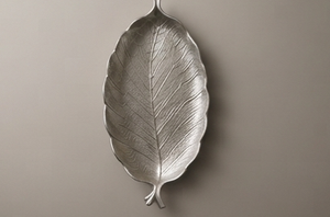 Plateau de service en métal en forme de feuille, finition argentée avec texture veineuse détaillée, vaisselle de luxe pour la maison et le salon - Product Image 2
