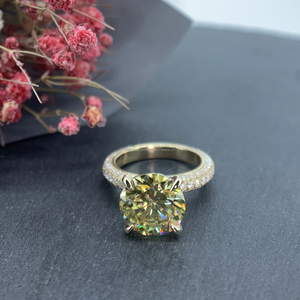 Anillo de Compromiso con Diamante Amarillo de Corte Redondo en Oro Amarillo con Banda Pavé, Anillo de Promesa Solitario de Lujo para Mujer, Anillo Elegante y Fino - Product Image 1