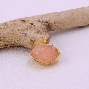 Abalorios a granel - Conector de gema de drusa de melocotón en forma de marquesa, colgante hecho a mano chapado en oro para la fabricación de joyas - Product Image 1