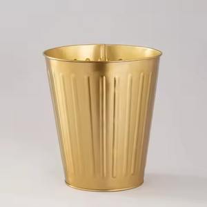 Poubelle en métal de luxe, fabriquée avec un corps en acier robuste, idéale pour un rangement élégant dans le salon, la chambre à coucher, la cuisine. - Product Image 5