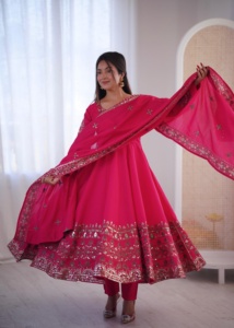Vestido de seda romana con bordado de diseñador y trabajo de lentejuelas, con falda y dupatta, completamente cosido, listo para usar. - Product Image 6