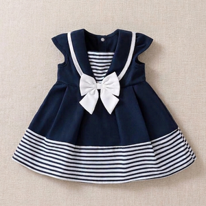 Vestido de fiesta náutico a rayas para niñas pequeñas con lazo decorativo, silueta en A sin mangas con mangas casquillo con volantes - Product Image 1