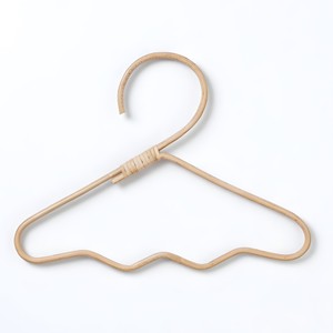 Cintres en rotin ondulés pour vêtements d'enfants, prix bas, fournitures pour boutiques. - Product Image 1