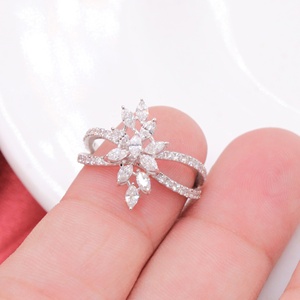 Anillo de oro blanco de 18k con diamantes marquesa naturales y diseño floral de tallo dividido, al por mayor, Memoria Jewels - Product Image 5