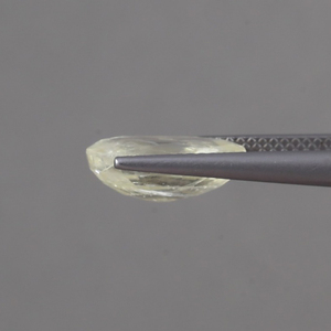 พลอยแซฟไฟร์สีเหลืองธรรมชาติแบบเม็ดเดี่ยว |   รูปไข่ขนาด 12x8 มม. น้ำหนัก 4.81 กะรัต |   เครื่องประดับที่ผ่านการเคลือบแว็กซ์/น้ำมันเปลี่ยนสีได้ ได้รับการรับรองจาก IGI - Product Image 2