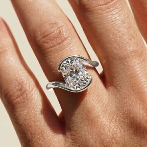 Anillo de compromiso solitario moderno con diamante de corte cojín alargado cultivado en laboratorio, de oro de 14 quilates, para mujer - Product Image 4