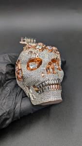Colgante de Calavera de Lujo con Incrustaciones de Diamantes y Detalles en Oro Rosa, Ojos y Dientes con Diamantes, Joyería Personalizada de Estilo Hip-Hop - Product Image 3