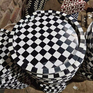 ถาดเสิร์ฟเรซิ่นสีขาวและสีดำคุณภาพพรีเมียม งานฝีมืออินเดีย ดีไซน์ฝังลายอย่างประณีต ดูหรูหราเป็นธรรมชาติ คอลเลคชั่นงานแฮนด์เมด - Product Image 3