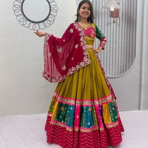 Lehenga Choli élégant en coton pur brodé de qualité supérieure pour Navratri avec dupatta en georgette, fabriqué par Royal Exports - Product Image 5