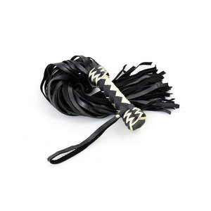 Fouet en cuir avec poignée tressée noire et blanche et anneau métallique - Product Image 1