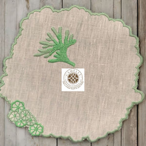 Servilleta de cóctel de lino con delicado bordado de ramas de coral, que aporta vitalidad oceánica y un toque natural refinado. - Product Image 3