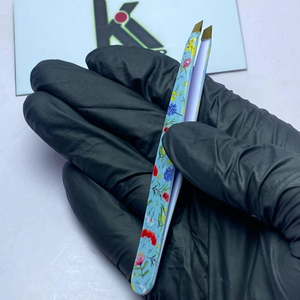 Pince à épiler professionnelle en acier inoxydable pour cils, à pointe inclinée, de précision, réutilisable pour usage en salon chez Kaamir Instruments - Product Image 1