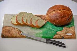 Planche à découper et plateau de service pour fromage en bois d'acacia naturel durable et résine époxy, épaisseur 2,0 cm, compatible lave-vaisselle, pour usage domestique et en restaurant - Product Image 3