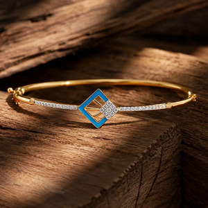 Bracelet en diamant à monture bleue avec géométrie ouverte en or jaune et design élégant de barre scintillante - Product Image 4
