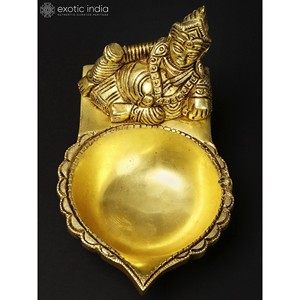 Lampe à huile en laiton de 5 pouces faite à la main avec le dieu hindou Kubera fabriqué en Inde - Product Image 2