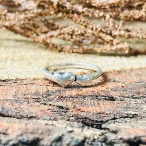 Anillo minimalista de doble corazón en plata de ley 925, anillo delicado para mujer, regalo para ella, amor. - Product Image 1