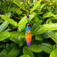 Pendentif Planche de Surf en Bois 6 cm pour Homme et Femme, Motif Fleur, Palmier, Dauphin sur Cordon Noir Réglable