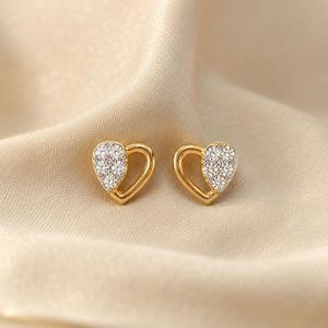 Boucles d'oreilles clous de luxe en or jaune 14K, serties de diamants de laboratoire taille brillant rond, motif demi-cœur en grappe - Product Image 3